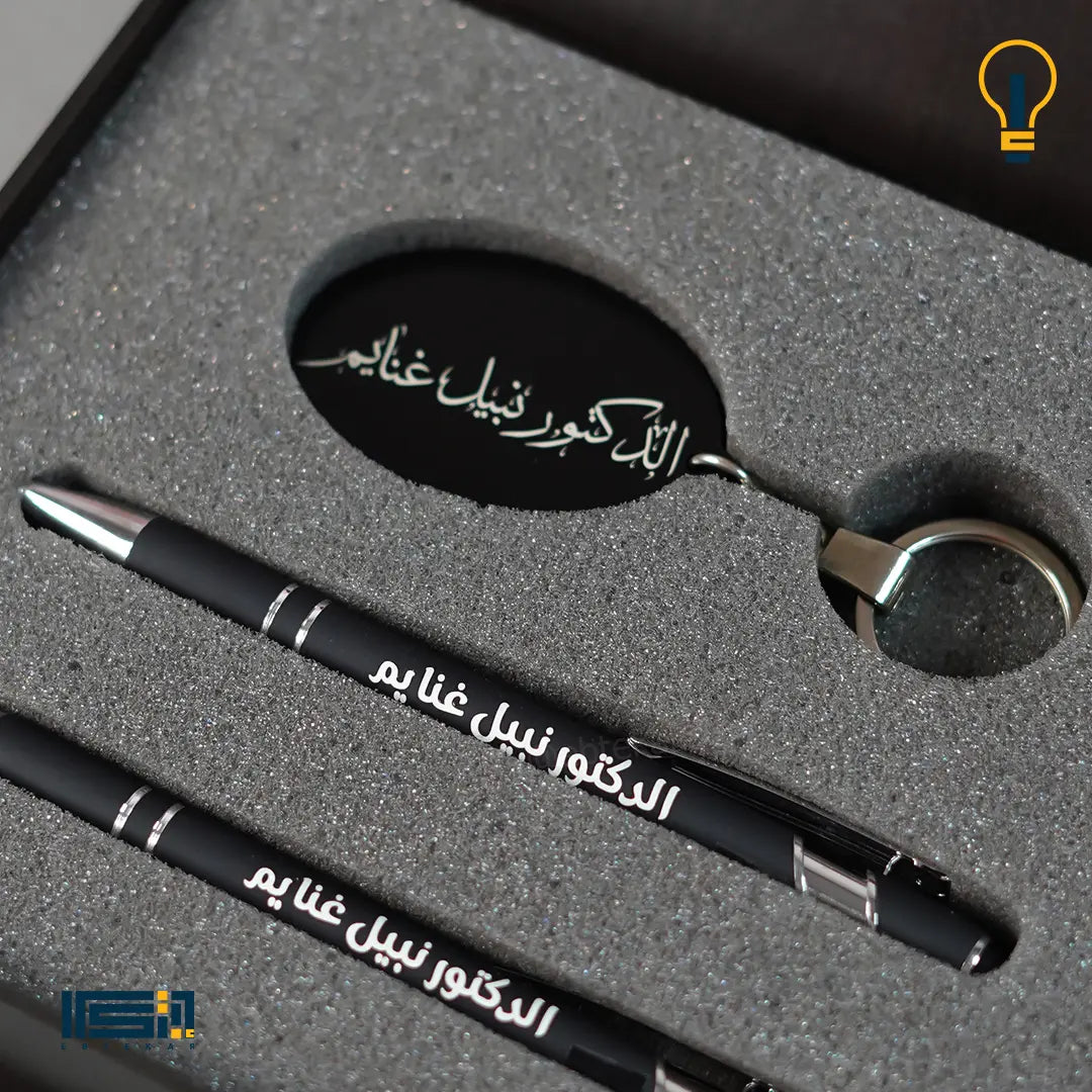 بوكس 2 قلم معدن وميدالية اكريليك اسود