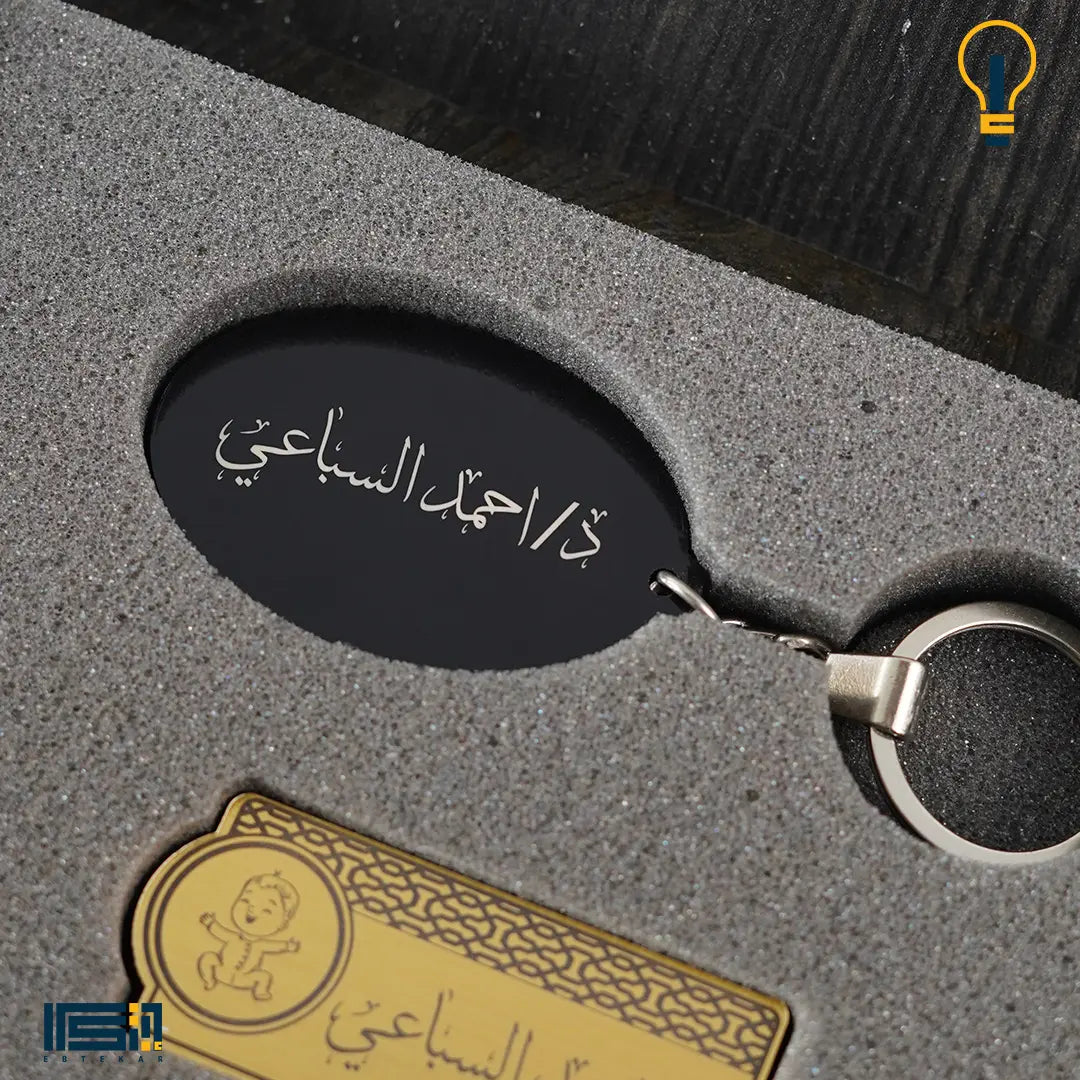 بوكس قلم مضئ ونيم تاج وميدالية اكريليك