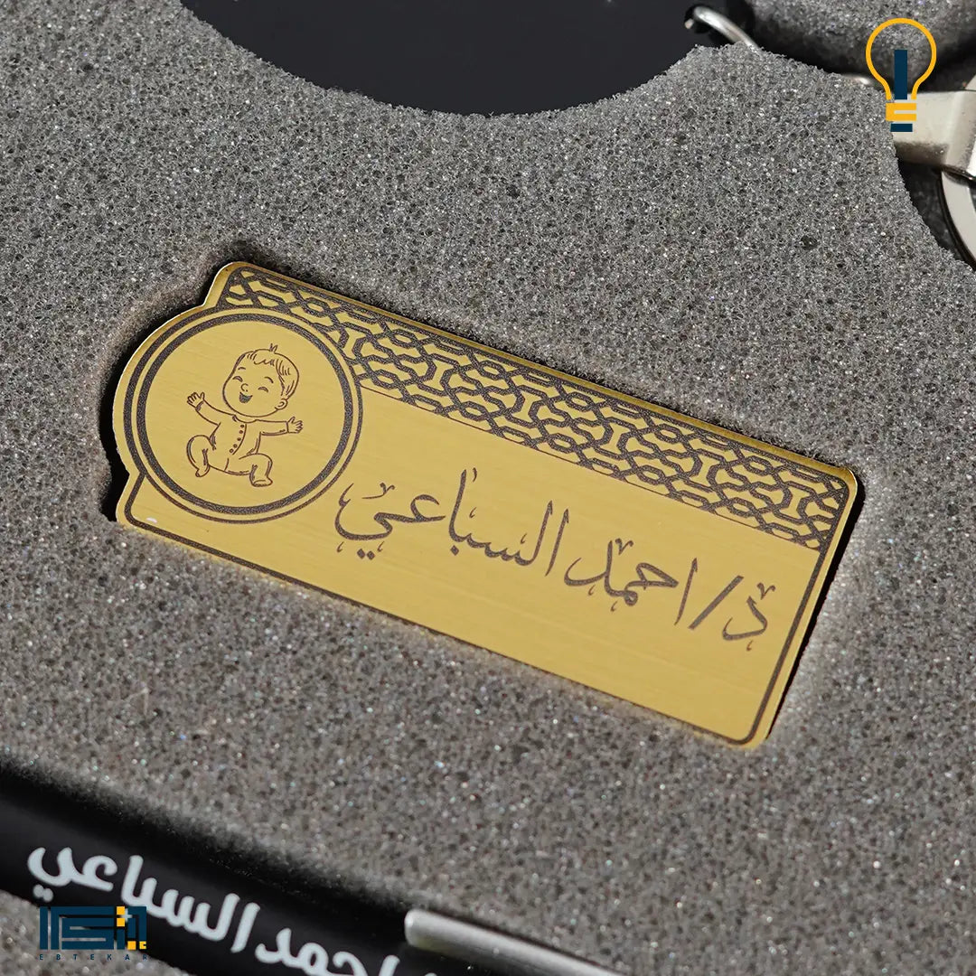 بوكس قلم مضئ ونيم تاج وميدالية اكريليك