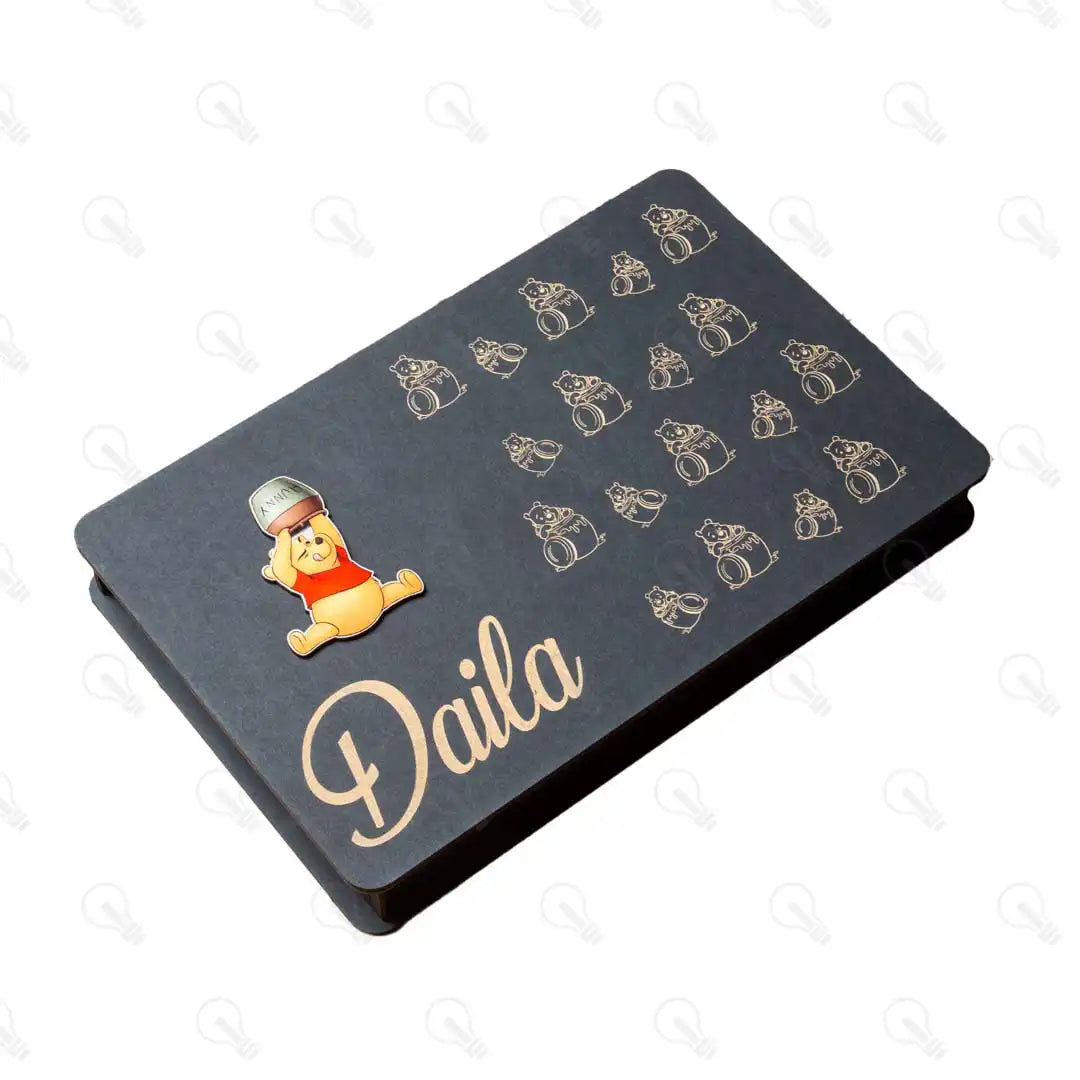 بوكس نوت بوك خشب (ديزاين ويني) وقلم معدن وميدالية خشب