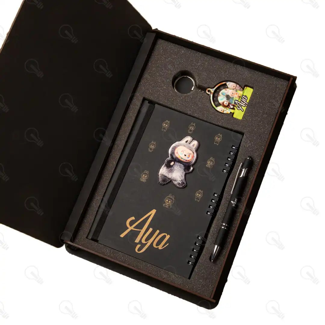 بوكس نوت بوك خشب وقلم معدن و ميدالية خشب طبقتين (ديزاين لابوبو)