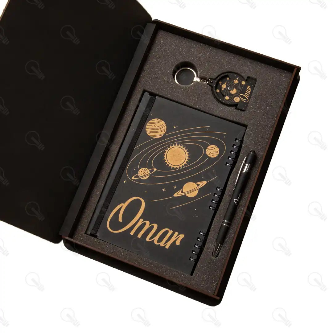 بوكس نوت بوك خشب وقلم معدن و ميدالية خشب طبقتين (ديزاين الفضاء كود 1)