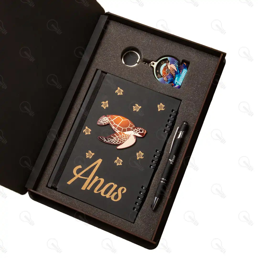 بوكس نوت بوك خشب وقلم معدن و ميدالية خشب طبقتين (ديزاين السلحفاة)