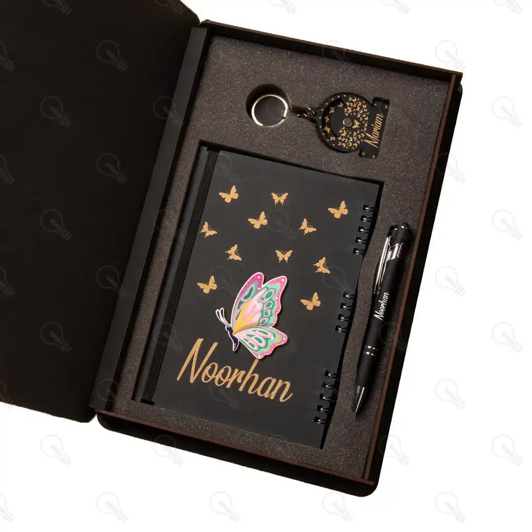 بوكس نوت بوك خشب وقلم معدن و ميدالية خشب طبقتين (ديزاين الفراشة كود 1)