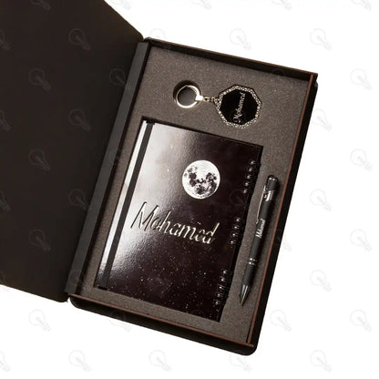 بوكس نوت بوك خشب وقلم معدن و ميدالية اكريليك (كود 4)