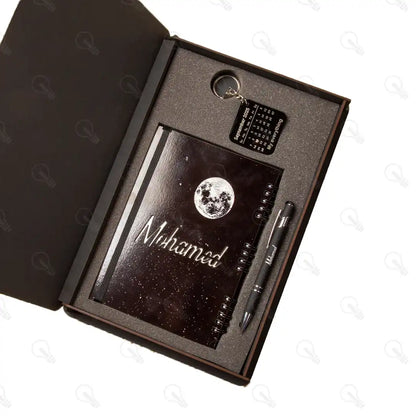 بوكس نوت بوك خشب وقلم معدن و ميدالية اكريليك كليندر (كود 2)