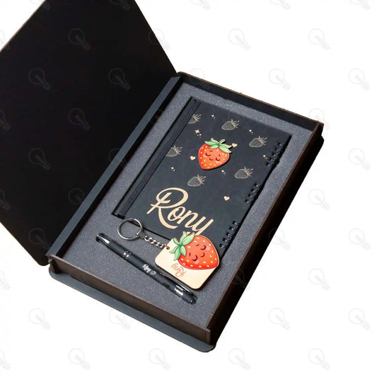 بوكس نوت بوك خشب (ديزاين الفراولة) وقلم معدن وميدالية خشب