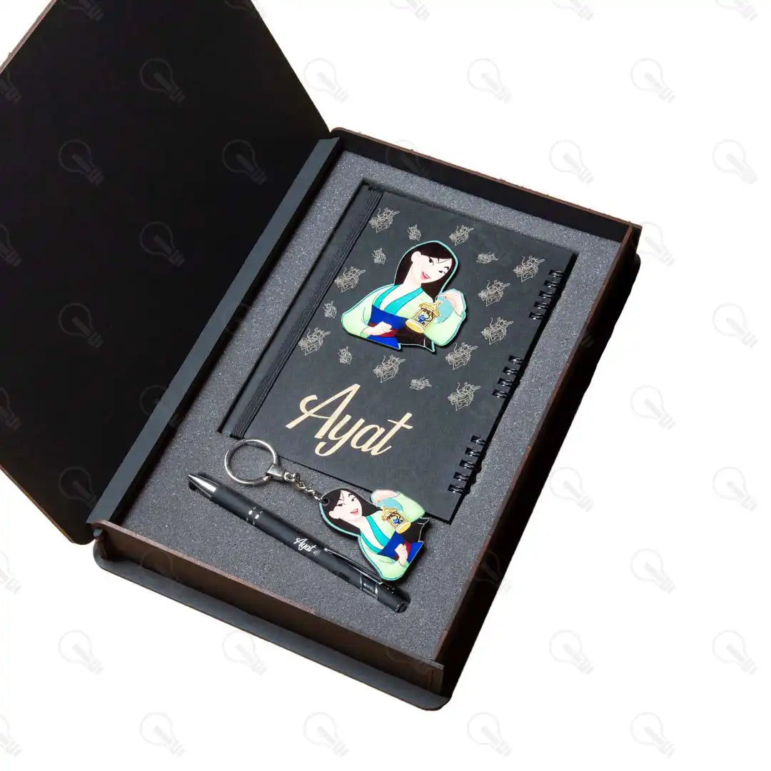 بوكس نوت بوك خشب (ديزاين مولان) وقلم معدن وميدالية خشب