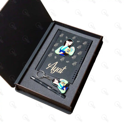 بوكس نوت بوك خشب (ديزاين مولان) وقلم معدن وميدالية خشب