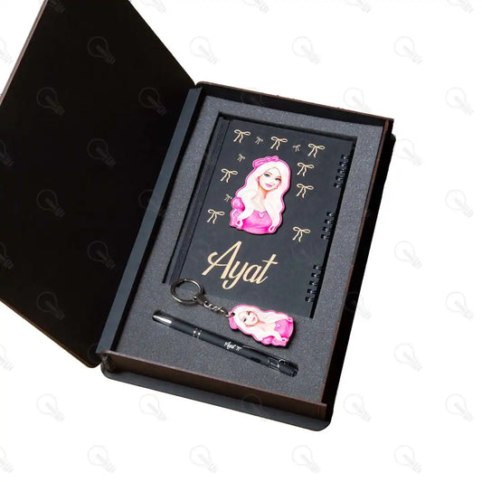 بوكس نوت بوك خشب (ديزاين باربي) وقلم معدن وميدالية خشب