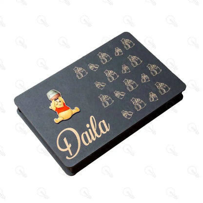 بوكس نوت بوك خشب (ديزاين ويني) وقلم معدن وميدالية خشب