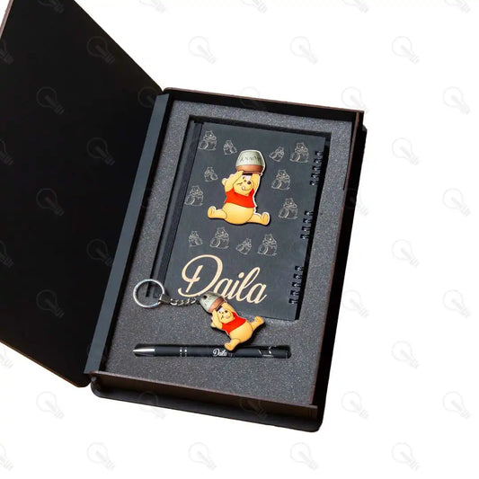 بوكس نوت بوك خشب (ديزاين ويني) وقلم معدن وميدالية خشب